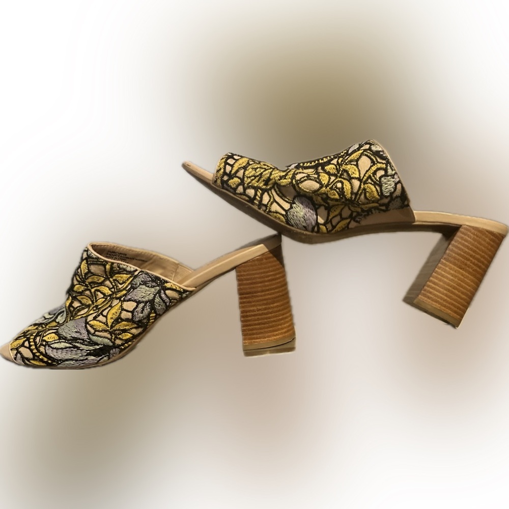 Beautiful Embroidered slides - Picture 3 of 13